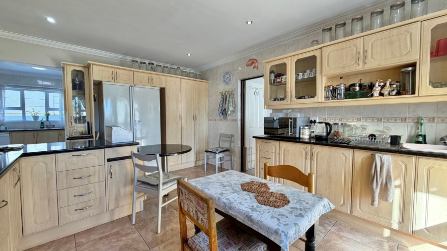5 Bedroom Property for Sale in Mountainside Western Cape